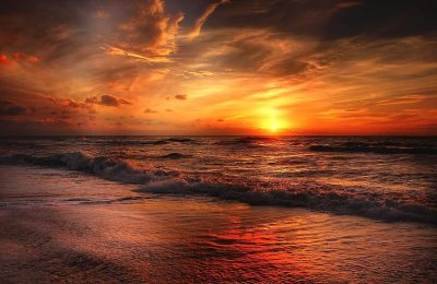 青春爱情动漫海报，夕阳下两位高中生并肩走在放学路上，背景是橙红色的天空